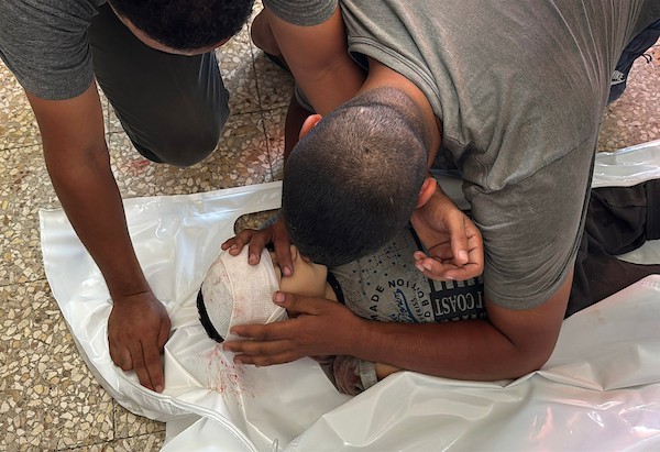 ودّع فلسطينيون جثمان طفل في مستشفى شهداء الأقصى بدير البلح، وسط قطاع غزة، في 23 أغسطس/آب 2026،(صورة: أحمد إبراهيم)