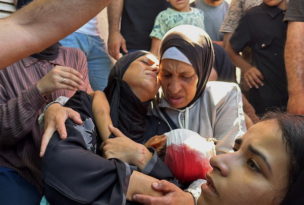 فلسطينيون يودّعون جثماني الطفل تيم حمدان (3 أعوام) والشاب حسام نصير في مستشفى شهداء الأقصى، عقب قصف إسرائيلي على دير البلح وسط قطاع غزة، 30 أغسطس/آب 2026. (تصوير: أحمد إبراهيم)