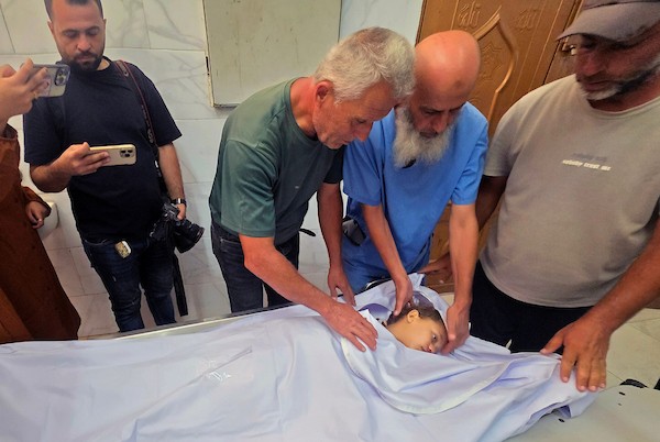 فلسطينيون يشيّعون الطفلة أمل نشأت أبو خاطر، 10 أعوام، خلال جنازتها في خان يونس جنوب قطاع غزة، في 24 أغسطس/آب 2026، بعد مقتلها بنيران القوات الإسرائيلية، بحسب عائلتها. الصورة: طارق محمد