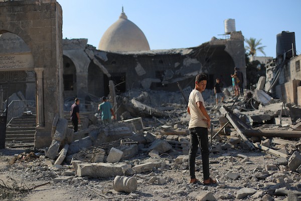 يتفقد فلسطينيون الدمار الذي لحق بمسجد أبو سليم التاريخي في دير البلح، وسط قطاع غزة، في 25 أغسطس/آب 2026، بعد استهدافه في غارة إسرائيلية. (صورة: حسن الجدي)