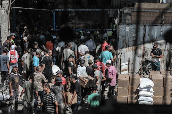 فلسطينيون يتلقون مساعدات غذائية من برنامج الأغذية العالمي في مخيم النصيرات وسط قطاع غزة، في 19 أغسطس/آب 2026، بالتزامن مع اليوم العالمي للعمل الإنساني. الصورة: معز صالحي