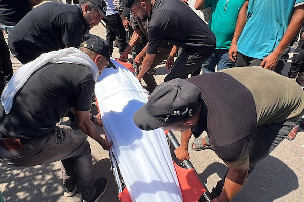 مشيعون يودعون الطفلة الفلسطينية صبا الحشاش في مجمع ناصر الطبي بخان يونس، جنوب قطاع غزة، في 10 أغسطس/آب 2026. تصوير: طارق محمد
