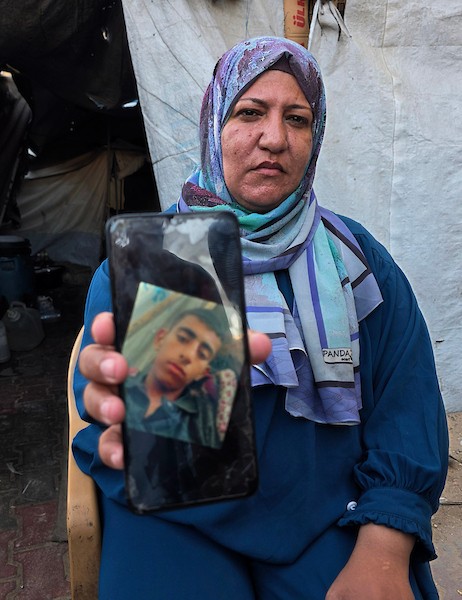 الفلسطينية سمية الرقب تحتضن صورة وملابس ابنها أحمد داخل خيمة للنازحين في خان يونس، جنوب قطاع غزة، في 30 أغسطس/آب 2026، بينما تواصل انتظار أي خبر عن مصيره في اليوم الدولي للمفقودين.