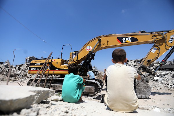 في 23 أغسطس/آب 2026، عمل عناصر الدفاع المدني الفلسطيني على انتشال جثث من تحت أنقاض منزل عائلة أبو شمالة في حي الزيتون، شرق مدينة غزة، (صورة: بلال أسامة)