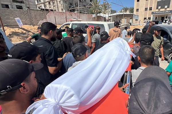 مشيعون يودعون الطفلة الفلسطينية صبا الحشاش في مجمع ناصر الطبي بخان يونس، جنوب قطاع غزة، في 10 أغسطس/آب 2026. تصوير: طارق محمد