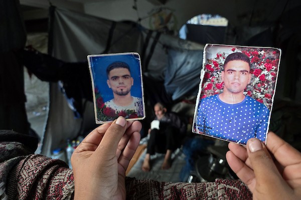 الفلسطينية فاطمة النجار تحمل صورة شقيقها محمد داخل خيمة للنازحين في خان يونس، جنوب قطاع غزة، في 30 أغسطس/آب 2026، بينما تواصل انتظار أي خبر عن مصيره في اليوم الدولي للمفقودين. تصوير: طارق محمد