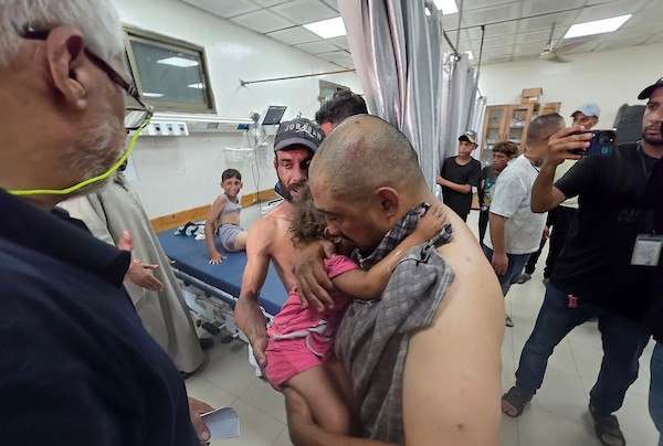 نقل جرحى، بينهم أطفال، إلى مجمع ناصر الطبي في خان يونس، جنوب قطاع غزة، في 23 أغسطس/آب 2026. (صورة: طارق محمد)