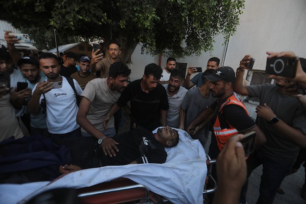 ودّع فلسطينيون جثامين ثلاثة أشخاص في مجمع الشفاء الطبي بمدينة غزة في 25 أغسطس/آب 2026، بعد استشهادهم في غارة إسرائيلية على مخيم جباليا (صورة: بلال أسامة)