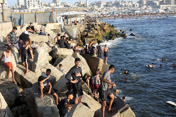 فلسطينيون يستحمون في مياه البحر الأبيض المتوسط على شاطئ مدينة غزة، وسط استمرار المخاوف من تجدد القتال وتعثر ترتيبات مرحلة ما بعد الحرب، 31 يوليو/تموز 2026. تصوير: محمد صالحة.