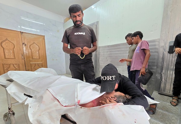ينعى الفلسطينيون جثمان الطفل سهيل أبو شلوف في مشرحة مجمع ناصر الطبي بعد استشهاده في غارة جوية إسرائيلية أثناء جمعه الحطب في منطقة المواصي بخان يونس، جنوب قطاع غزة، في 16 أغسطس/آب 2026. (صورة: طارق محمد)