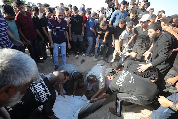 فلسطينيون يشاركون في جنازة صبحي سامي شحتوت، 30 عامًا، من سكان مخيم النصيرات، بعد استشهاده في غارة إسرائيلية أثناء قيادته دراجة نارية، 19 أغسطس/آب 2026.صورة: حسن الجدي