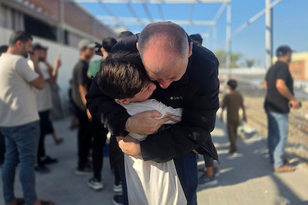 مرضى فلسطينيون ومرافقوهم لدى وصولهم إلى مجمع ناصر الطبي في خان يونس، جنوب قطاع غزة، في 10 أغسطس/آب 2026، بعد عودتهم من الضفة الغربية عبر معبر كرم أبو سالم إثر أشهر من تعذر الوصول إلى غزة بسبب الحرب وإغلاق المعابر. (صورة: طارق محمد)