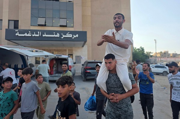 وصل أسرى فلسطينيون مُفرج عنهم من السجون الإسرائيلية إلى مستشفى ناصر في خان يونس، جنوب قطاع غزة، عبر معبر كرم أبو سالم، برفقة اللجنة الدولية للصليب الأحمر، لإجراء فحوصات طبية في 30 أغسطس/آب 2026. (صورة: طارق محمد)