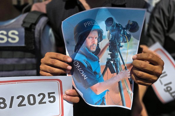 تجمع بمجمع ناصر الطبي في خان يونس، جنوب قطاع غزة، في 25 أغسطس/آب 2026، إحياءً للذكرى السنوية الأولى لقصف إسرائيلي أسفر عن استشهاد 22 فلسطينياً، بينهم خمسة صحفيين (صورة: طارق محمد)