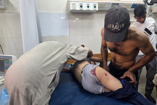 نقل جرحى، بينهم أطفال، إلى مجمع ناصر الطبي في خان يونس، جنوب قطاع غزة، في 23 أغسطس/آب 2026. (صورة: طارق محمد)