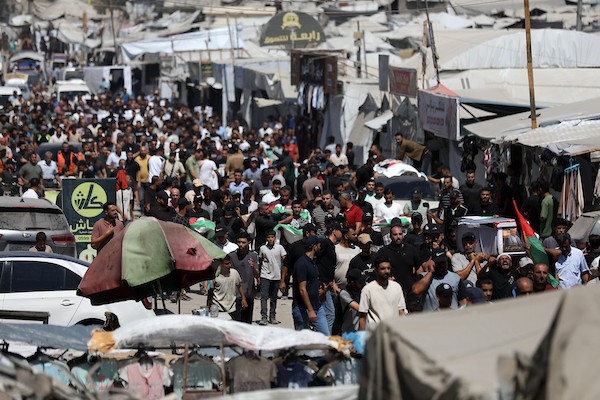 فلسطينيون يشاركون في تشييع رفات 50 شخصًا انتُشلوا من تحت أنقاض مبانٍ مدمرة في مدينة غزة، 20 آب/أغسطس 2026. (تصوير: بلال أسامة)