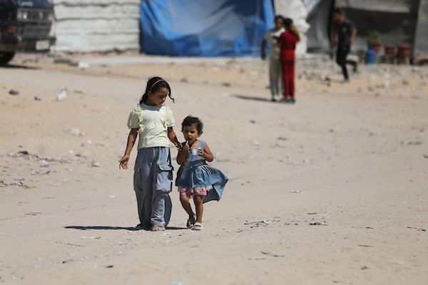 يحاول الفلسطينيون النازحون مواصلة حياتهم اليومية في بيت لاهيا، شمال قطاع غزة، في 24 أغسطس/آب 2026، وسط دمار واسع النطاق خلفته الحرب. صورة: بلال أسامة