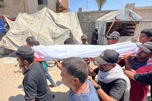 مشيعون يودعون الطفلة الفلسطينية صبا الحشاش في مجمع ناصر الطبي بخان يونس، جنوب قطاع غزة، في 10 أغسطس/آب 2026. تصوير: طارق محمد