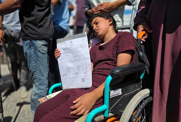 مرضى وجرحى فلسطينيون خلال اعتصام أمام مجمع ناصر الطبي في خان يونس، جنوب قطاع غزة، للمطالبة بفتح المعابر وتمكينهم من السفر للعلاج، 30 أغسطس/آب 2026. (تصوير: طارق محمد)