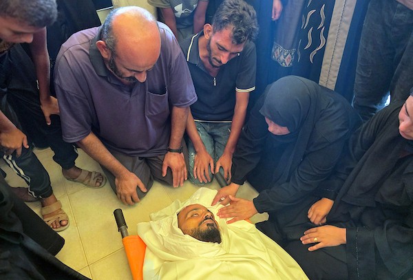 ودّع فلسطينيون جثمان إبراهيم كوارع خلال جنازته في خان يونس، جنوب قطاع غزة، في 22 أغسطس/آب 2026. صورة: طارق محمد