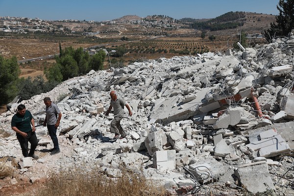 يتفقد فلسطينيون أنقاض منزل قيد الإنشاء هدمته القوات الإسرائيلية في قرية كرمة، جنوب مدينة دورا بالضفة، في 27 أغسطس/آب 2026.(صورة: مأمون وزواز)