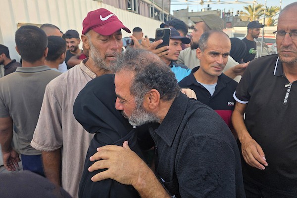وصل أسرى فلسطينيون مُفرج عنهم من السجون الإسرائيلية إلى مستشفى ناصر في خان يونس، جنوب قطاع غزة، عبر معبر كرم أبو سالم، برفقة اللجنة الدولية للصليب الأحمر، لإجراء فحوصات طبية في 30 أغسطس/آب 2026. (صورة: طارق محمد)
