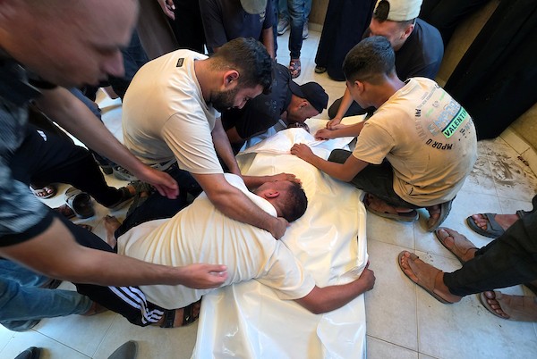 ودّع المشيّعون جثمان حذيفة كوارع خلال جنازته في مجمع ناصر الطبي بخان يونس، جنوب قطاع غزة، في 13 أغسطس/آب 2026.(صورة: طارق محمد )