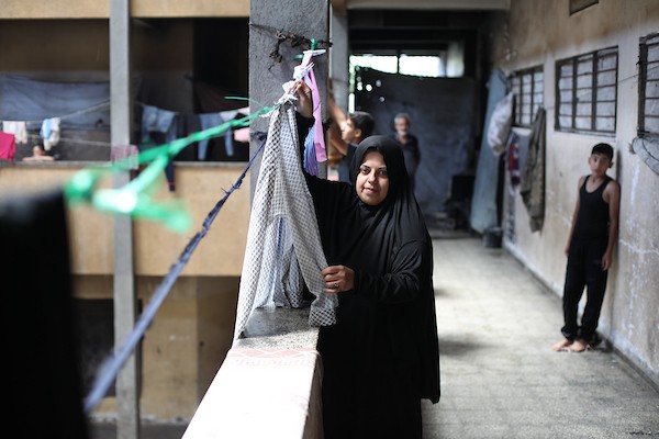 نازحون فلسطينيون داخل مدرسة تحولت إلى مأوى في مخيم النصيرات وسط قطاع غزة، 17 أغسطس/آب 2026. تصوير: حسن الجدي