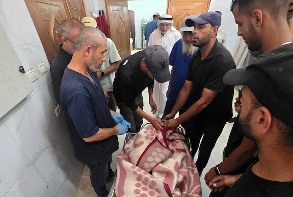 مسعفون فلسطينيون ينقلون جثمان إسماعيل محمد البريم وجرحى، بينهم أطفال، إلى مجمع ناصر الطبي بعد غارة إسرائيلية استهدفت خيمة في مخيم الغيث بمنطقة المواصي في خان يونس، 26 أغسطس/آب 2026. تصوير: طارق محمد.