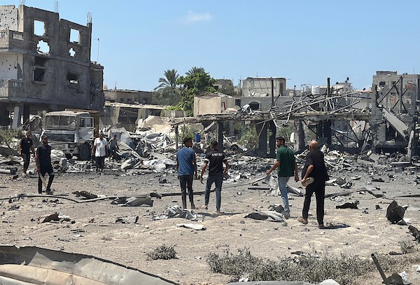 تجمّع فلسطينيون في موقع غارة إسرائيلية استهدفت بركسا قرب مفترق المغازي وسط قطاع غزة، في 23 أغسطس/آب 2026،(صورة: أحمد إبراهيم)