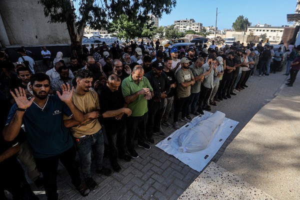 فلسطينيون يشيّعون جثامين تسعة أشخاص، بينهم طفل، استُشهدوا في غارة جوية إسرائيلية استهدفت مقرًا للشرطة وسط مدينة غزة، في 19 أغسطس/آب 2026. الصورة: بلال أسامة