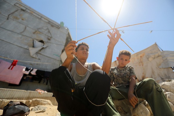 أطفال فلسطينيون يصنعون ويطيرون الطائرات الورقية في مدينة غزة في 25 أغسطس/آب 2026.(صورة: بلال أسامة)