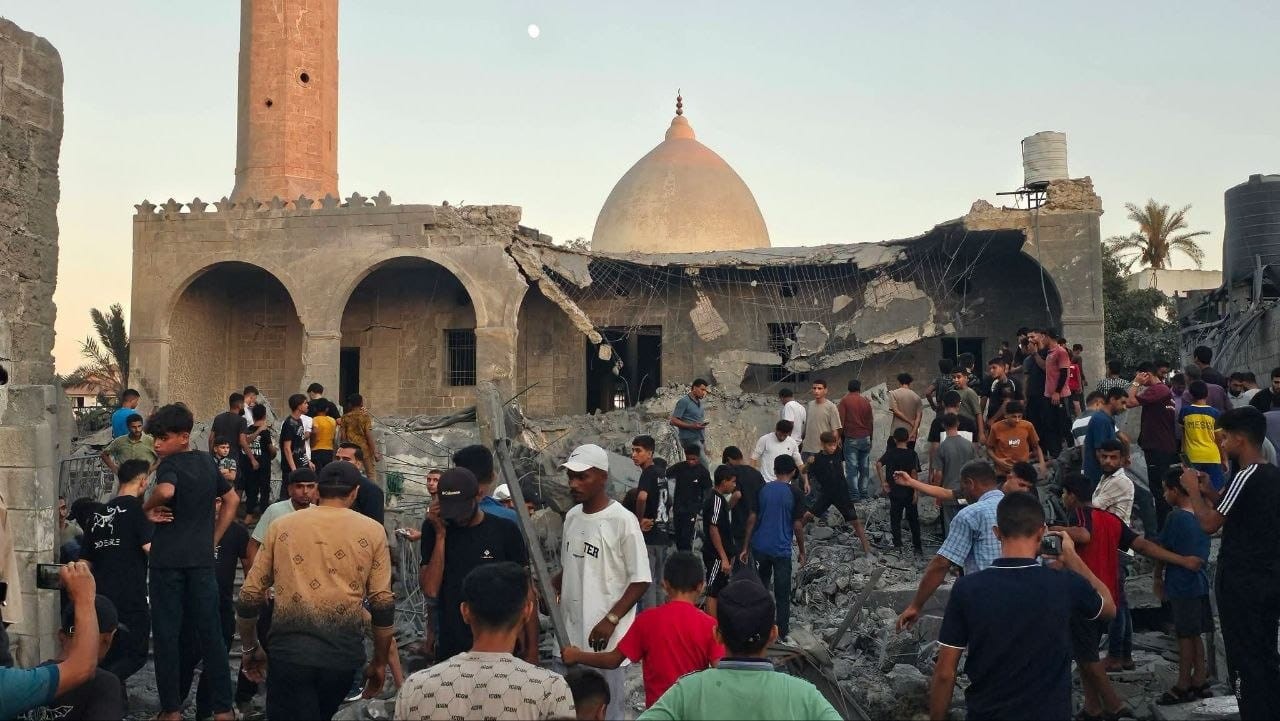 مسجد أبو سليم وسط دير البلح الذي تعرض للقصف قبل قليل..jpg