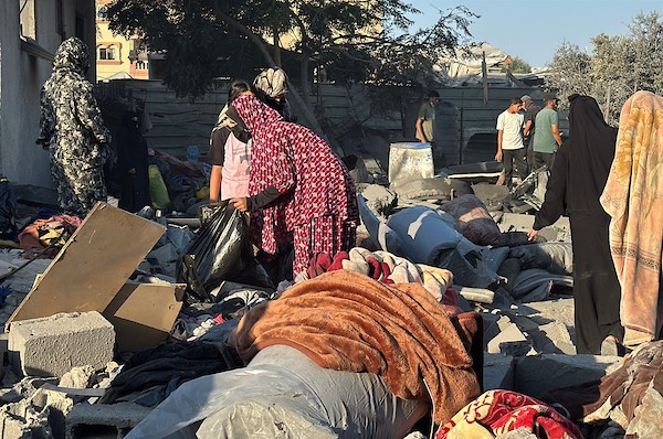 الدمار الذي خلفته غارة إسرائيلية استهدفت منازل السكان وخيام النزوح ومستودعًا للمساعدات الغذائية في دير البلح، وسط قطاع غزة، في 25 أغسطس/آب 2026.(صورة: أحمد إبراهيم)