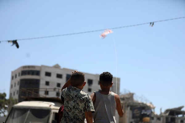 أطفال فلسطينيون يصنعون ويطيرون الطائرات الورقية في مدينة غزة في 25 أغسطس/آب 2026.(صورة: بلال أسامة)