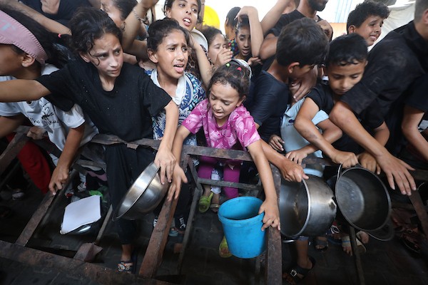 نازحون فلسطينيون يتجمعون لتلقي وجبات طعام من مطبخ خيري في مخيم النصيرات للاجئين، وسط قطاع غزة، في 16 آب/أغسطس 2026. (صورة: حسن الجدي)