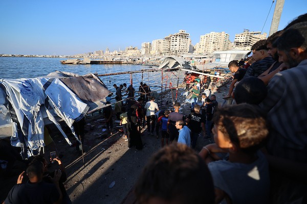 فلسطينيون في موقع غارة جوية إسرائيلية استهدفت مجموعة من المدنيين على الواجهة البحرية غرب مدينة غزة، في 18 أغسطس/آب 2026.(صورة: هادي داود)