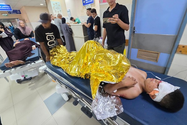 نقل مسعفون فلسطينيين جرحى إلى مجمع ناصر الطبي في خان يونس، جنوب قطاع غزة، في 16 أغسطس/آب 2026، بعد غارة جوية إسرائيلية استهدفت خيمة في منطقة المواصي.(صورة: طارق محمد)