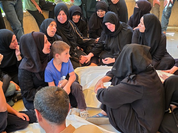 حضر المشيعون جنازة ثلاثة من أفراد عائلة عابدين في مجمع ناصر الطبي بخان يونس، جنوب قطاع غزة، في 28 أغسطس/آب 2026.صورة: طارق محمد