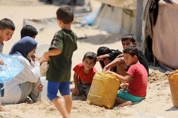 فلسطينيون نازحون يتجمعون للحصول على المياه في مخيم على شاطئ مدينة غزة، في 12 أغسطس/آب 2026. (صورة: أسامة)