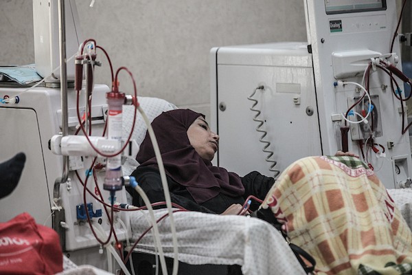مرضى فلسطينيون يخضعون لجلسات غسيل الكلى في مستشفى شهداء الأقصى بدير البلح، في 5 أغسطس/آب 2026، وسط نقص حاد في الأدوية والمستلزمات الطبية عقب استهداف مستودع للإمدادات العلاجية. (تصوير: معز صالحي)