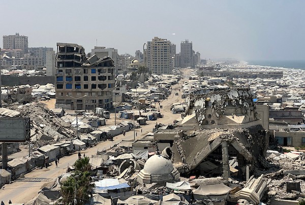 خيام النازحين تمتد على شاطئ مدينة غزة، حيث لجأت آلاف العائلات إلى الساحل بحثًا عن مأوى، وسط ظروف إنسانية قاسية تفاقمها موجات الحر، 15 أغسطس/آب 2026. تصوير: هادي داود.
