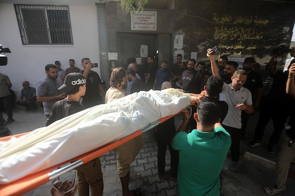ودّع المشيّعون جثامين سبعة فلسطينيين قُتلوا في غارة جوية إسرائيلية على مقهى في ميناء غزة في اليوم السابق، وذلك خلال جنازتهم في مستشفى الشفاء بمدينة غزة، في 19 أغسطس/آب 2026.