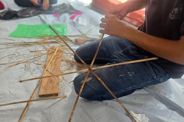 أطفال فلسطينيون يطلقون طائرات ورقية في منطقة المواصي بخان يونس، جنوب قطاع غزة، في 27 آب/أغسطس 2026. (تصوير: طارق محمد)