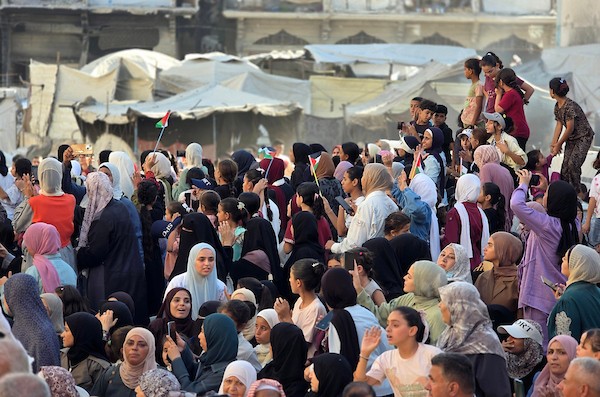 طلاب فلسطينيون متفوقون في المرحلة الثانوية برفقة عائلاتهم خلال حفل تكريم في خان يونس، جنوب قطاع غزة، في 6 أغسطس/آب 2026، احتفاءً بنجاح 140 طالبًا وطالبة رغم الظروف الصعبة. تصوير: طارق محمد