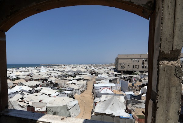 فلسطينيون نازحون يقيمون في خيام مؤقتة ومكتظة على طول شاطئ مدينة غزة، في 12 أغسطس/آب 2026.(صورة: بلال أسامة)