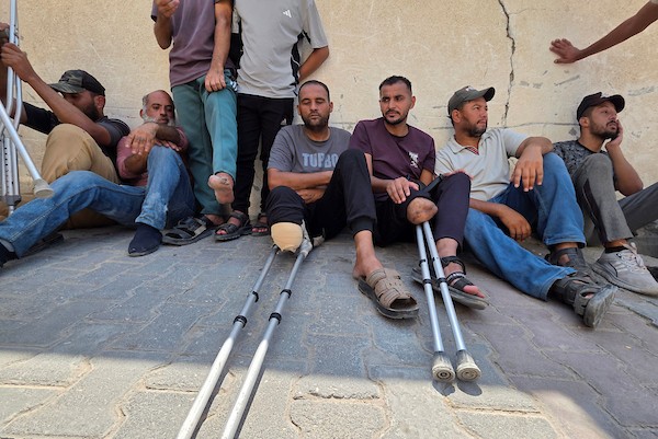 مرضى وجرحى فلسطينيون يشاركون في اعتصام مفتوح داخل مجمع ناصر الطبي في خان يونس، جنوب قطاع غزة، في 16 آب/أغسطس 2026، مطالبين بفتح المعابر والسماح لهم بالسفر لتلقي العلاج خارج القطاع.(صورة: طارق محمد)