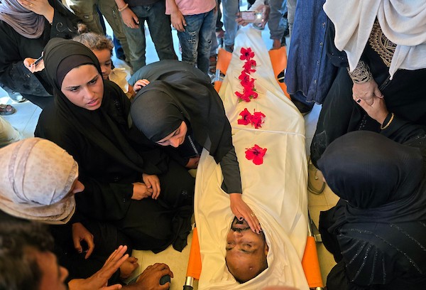 ودّع فلسطينيون جثمان إبراهيم كوارع خلال جنازته في خان يونس، جنوب قطاع غزة، في 22 أغسطس/آب 2026. صورة: طارق محمد