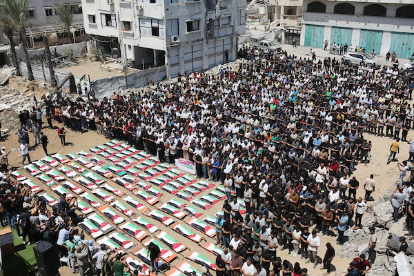 فلسطينيون يشيّعون في مدينة غزة، في 4 أغسطس/آب 2026، جثامين ورفات 112 شخصاً من عائلتي الحساينة وأبو شريعة، انتشلتها طواقم الدفاع المدني من تحت أنقاض منازلهم في حي الصبرة، بعد بقائها مدفونة منذ غارة إسرائيلية استهدفت المنطقة في نوفمبر/تشرين الثاني 2023.