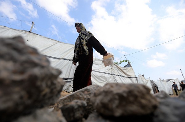 في 22 أغسطس/آب 2026، تلقى فلسطينيون وجبات طعام مطبوخة مجانية في مخيم للنازحين بمنطقة جباليا شمال قطاع غزة. (صورة: بلال أسامة)